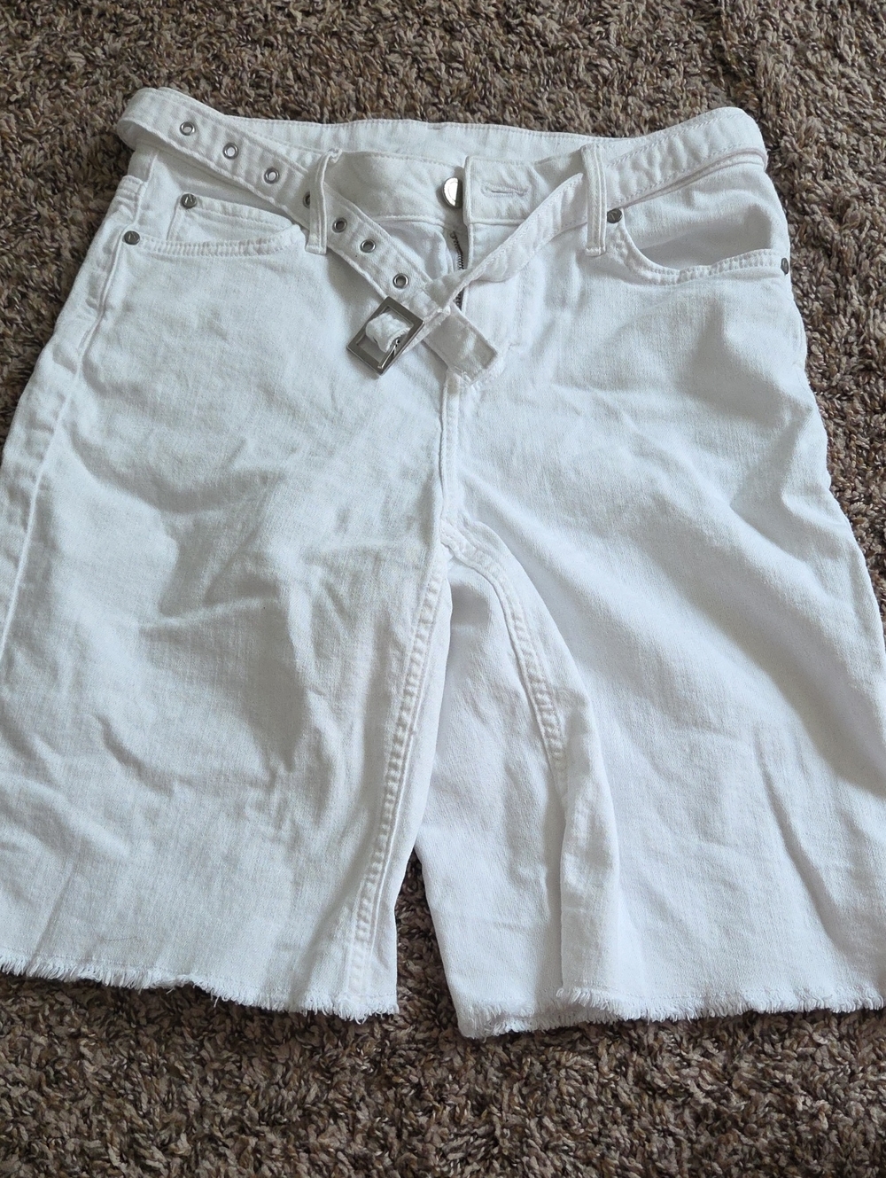 Simply Vera Vera Wang White High-Rise Denim Bermudas with Studded Belt